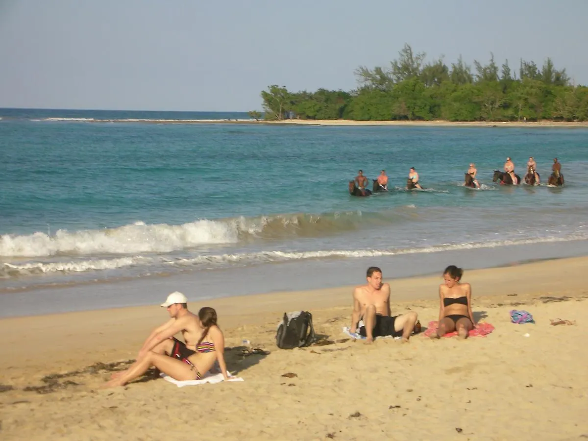 Club Caribbean Court Apartments Runaway Bay